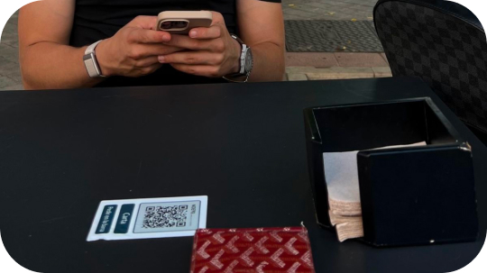 Mujer en una cafetería eligiendo su pedido de forma segura con la aplicación de menús para alérgicos Alergenu.